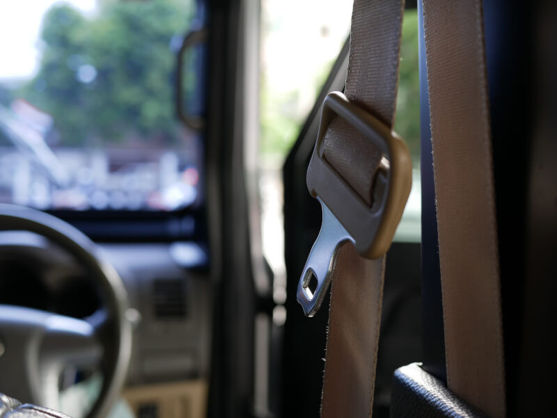 Pasy bezpieczeństwa ściśle współpracują z poduszkami powietrznymi od ponad 40 lat. Pod koniec 1980 r. Mercedes zaprezentował nową odsłonę modelu klasy S, który wyposażono w airbag i napinacze pasów bezpieczeństwa.